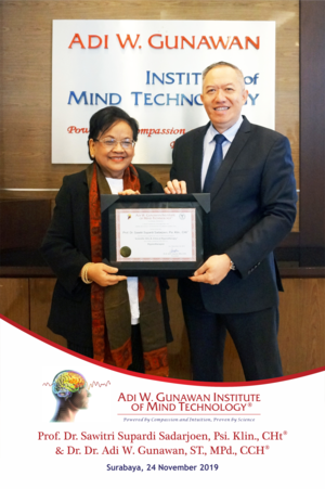 Foto Penyerahan Sertifikat SECH 28 - prof Sawitri (1)